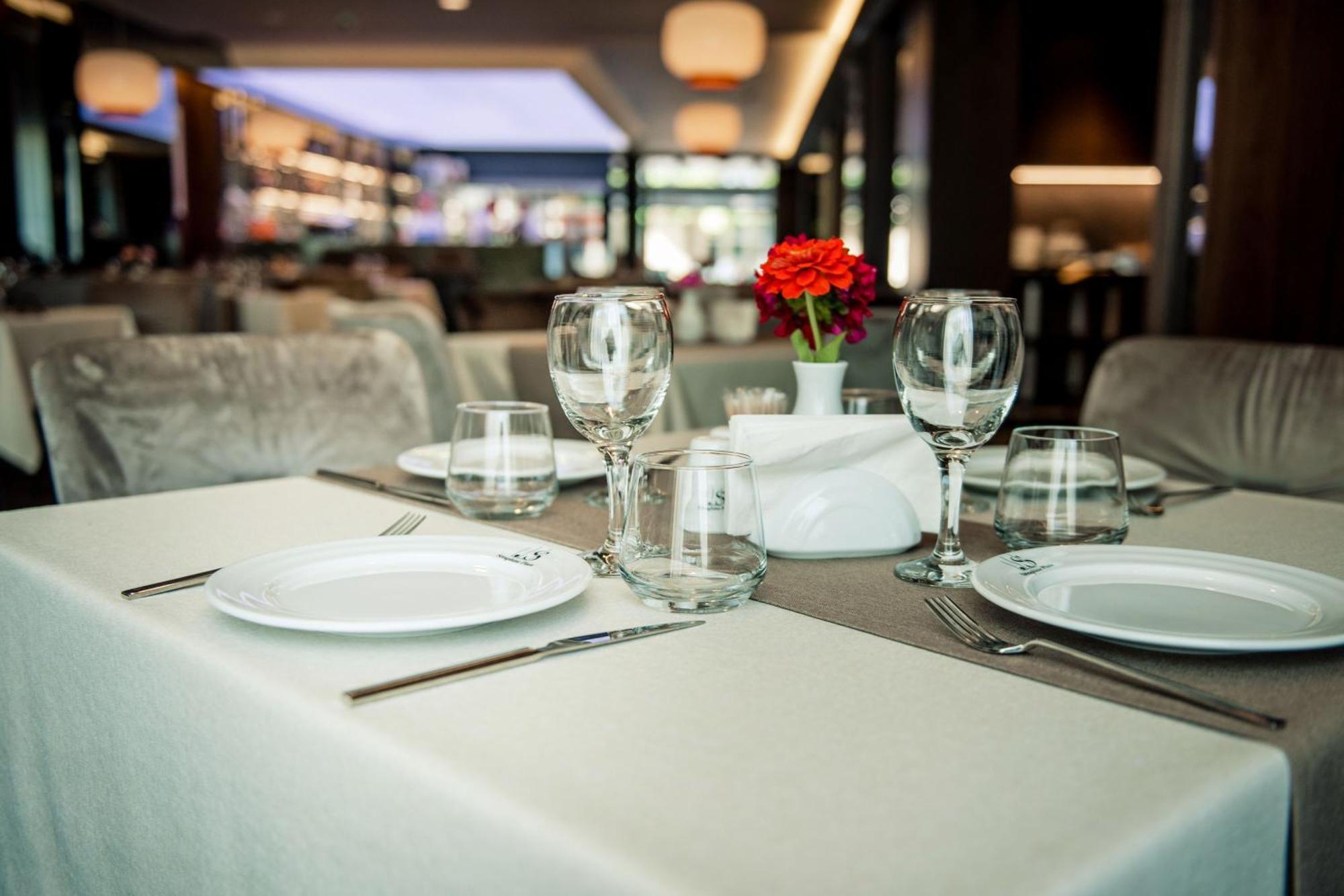 Seraphine Plaza Peje Dış mekan fotoğraf